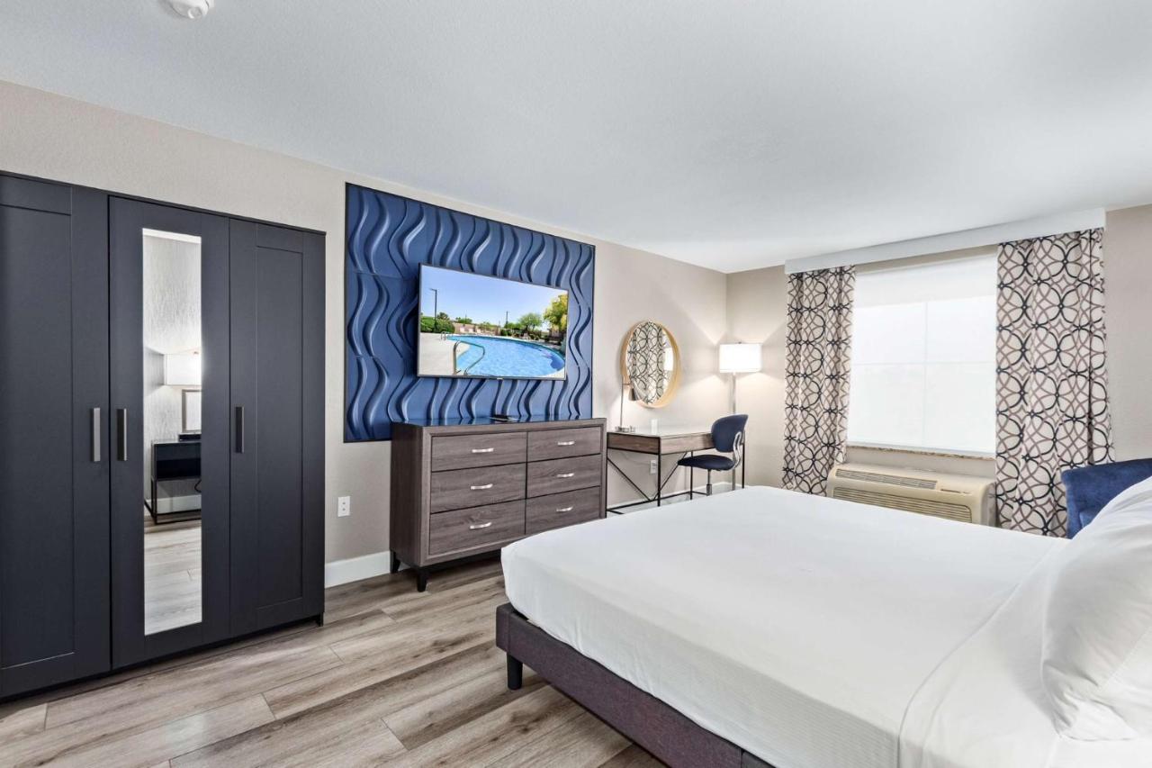 | Lakeshore Hotel and Suites