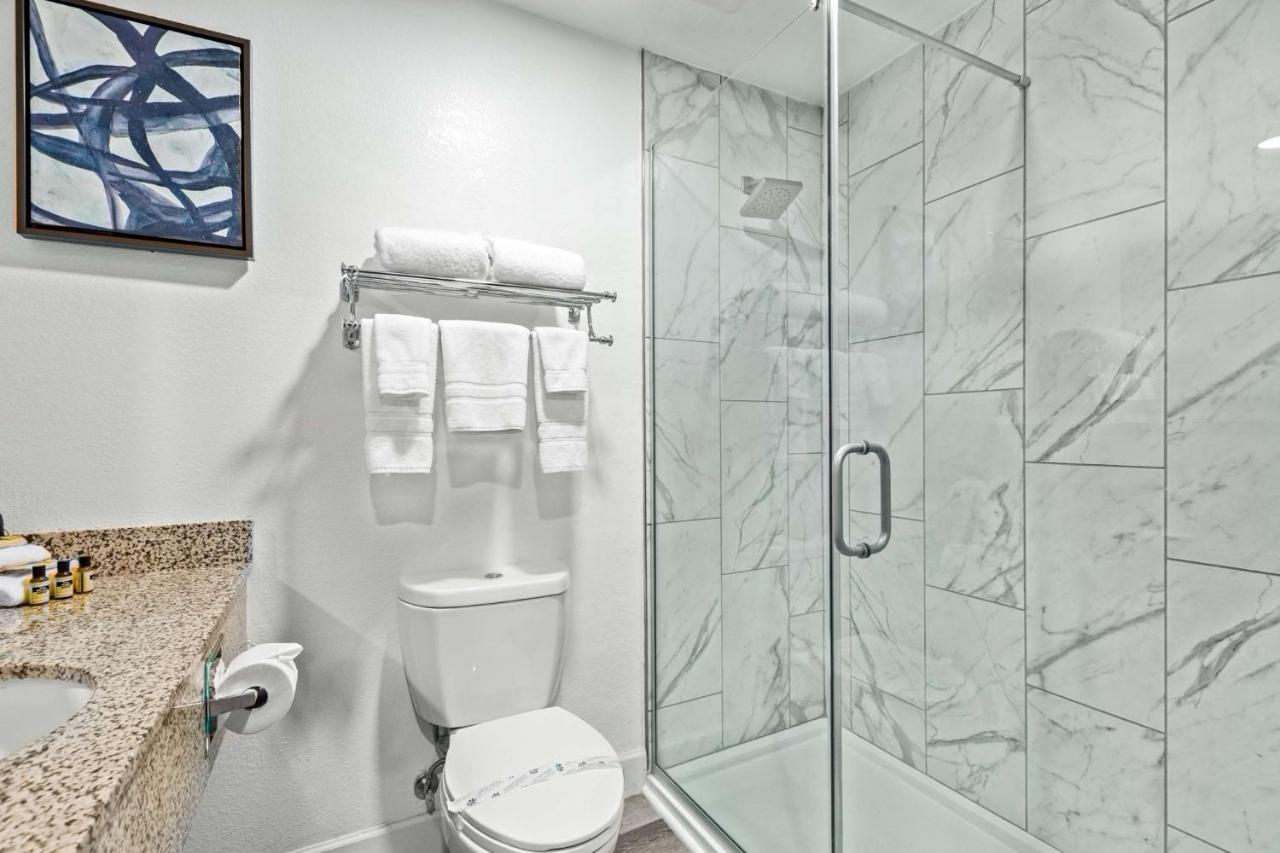 | Lakeshore Hotel and Suites