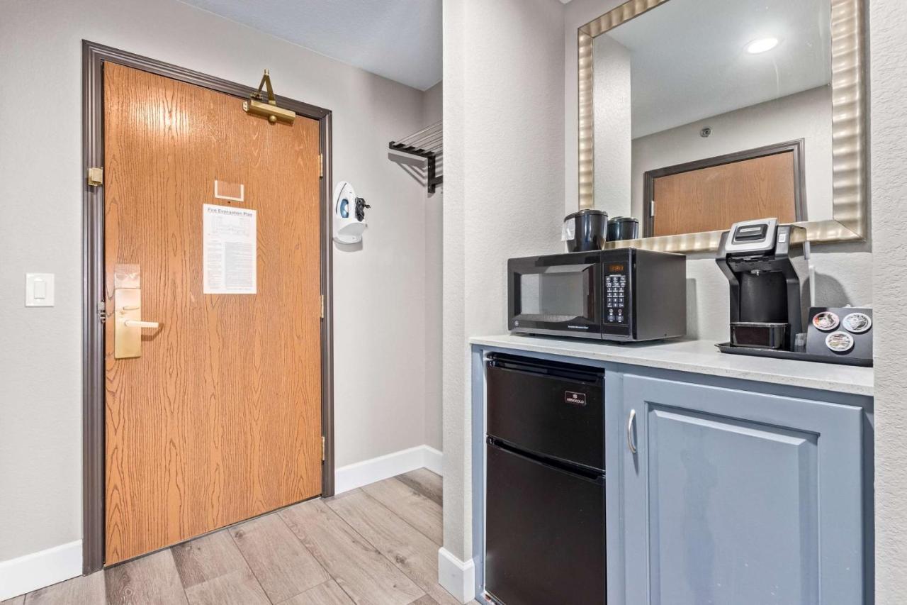 | Lakeshore Hotel and Suites