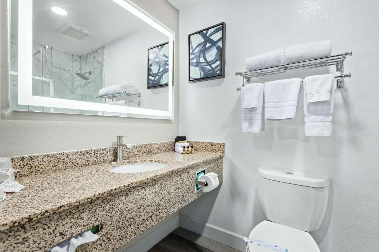 | Lakeshore Hotel and Suites