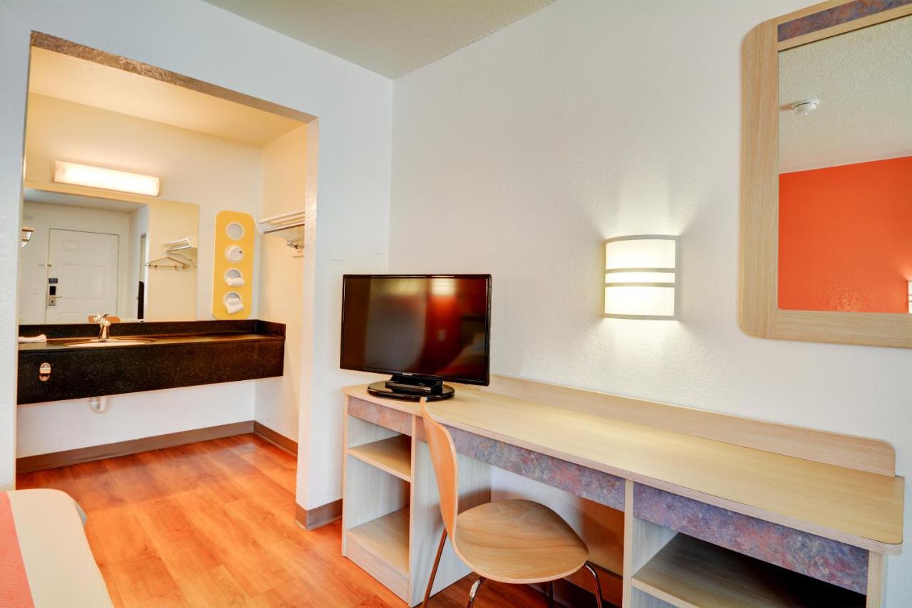 | Motel 6-Southington, CT - Hartford