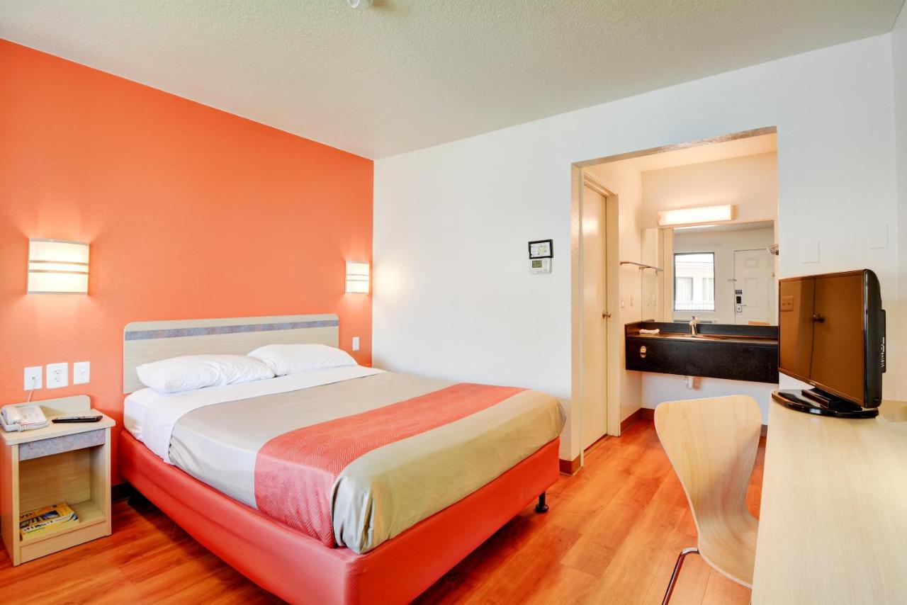 | Motel 6-Southington, CT - Hartford