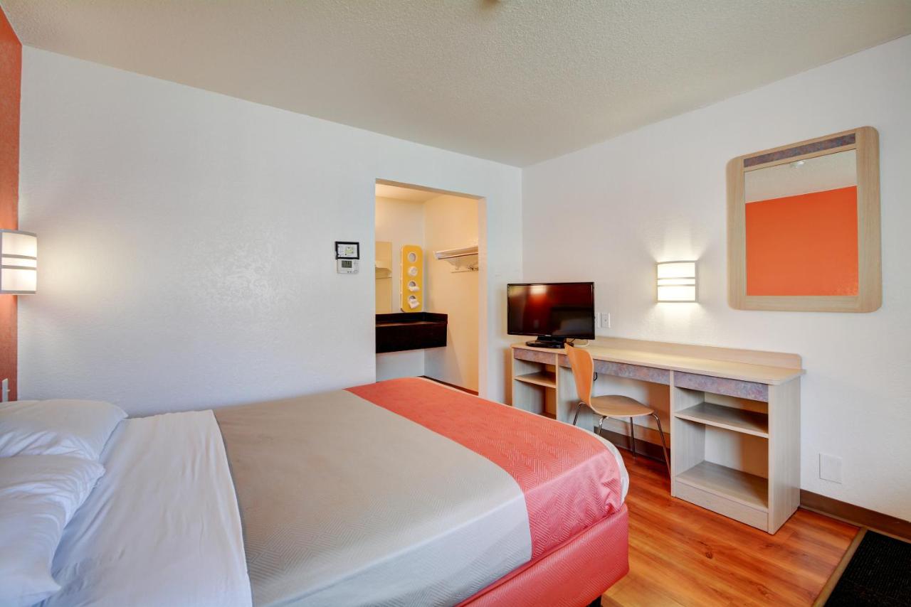 | Motel 6-Southington, CT - Hartford