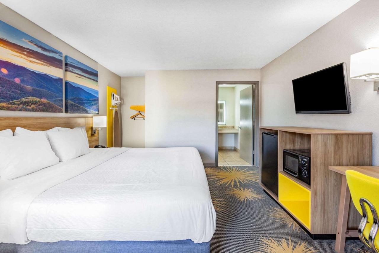 King Room - Disability Access/Non-Smoking at Days Inn by Wyndham Roanoke/Hollins Near I-81