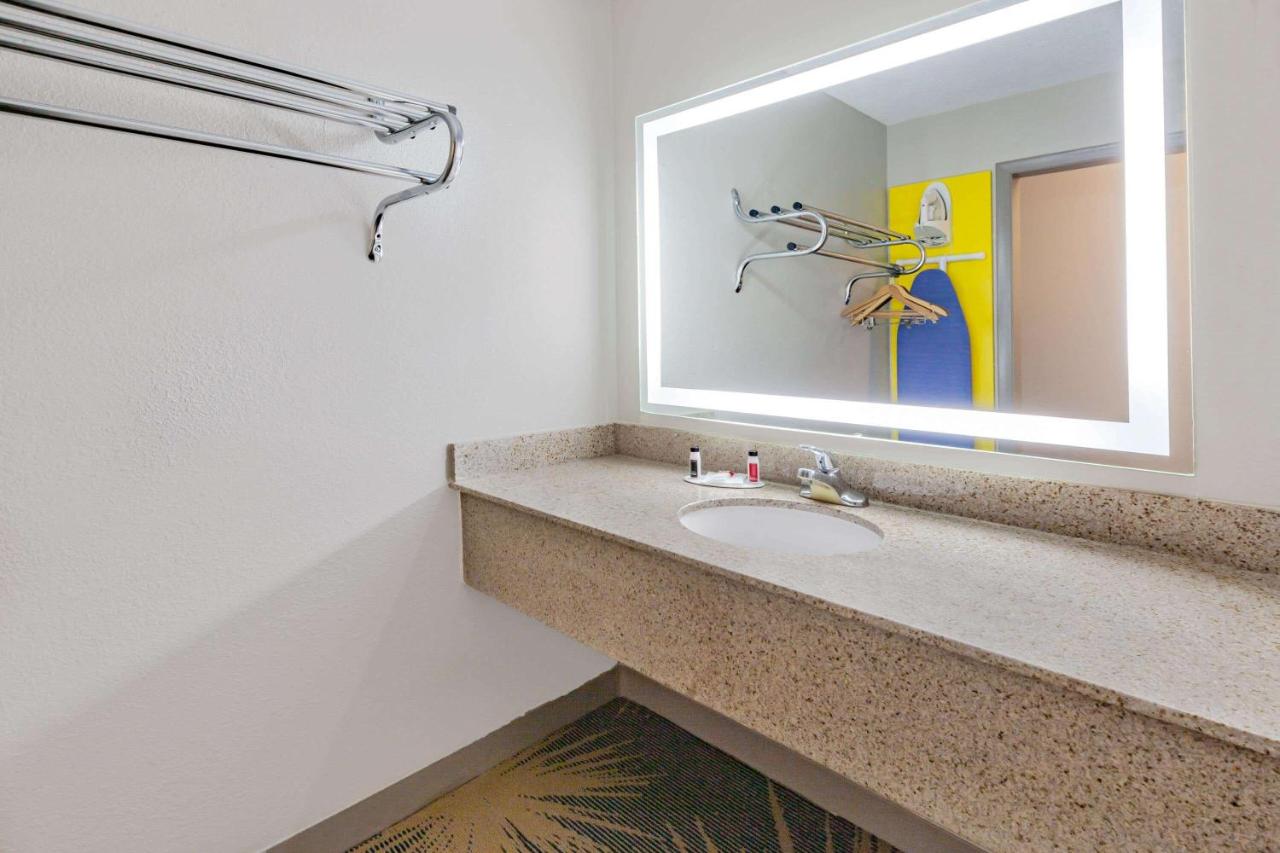 King Room - Disability Access/Non-Smoking at Days Inn by Wyndham Roanoke/Hollins Near I-81