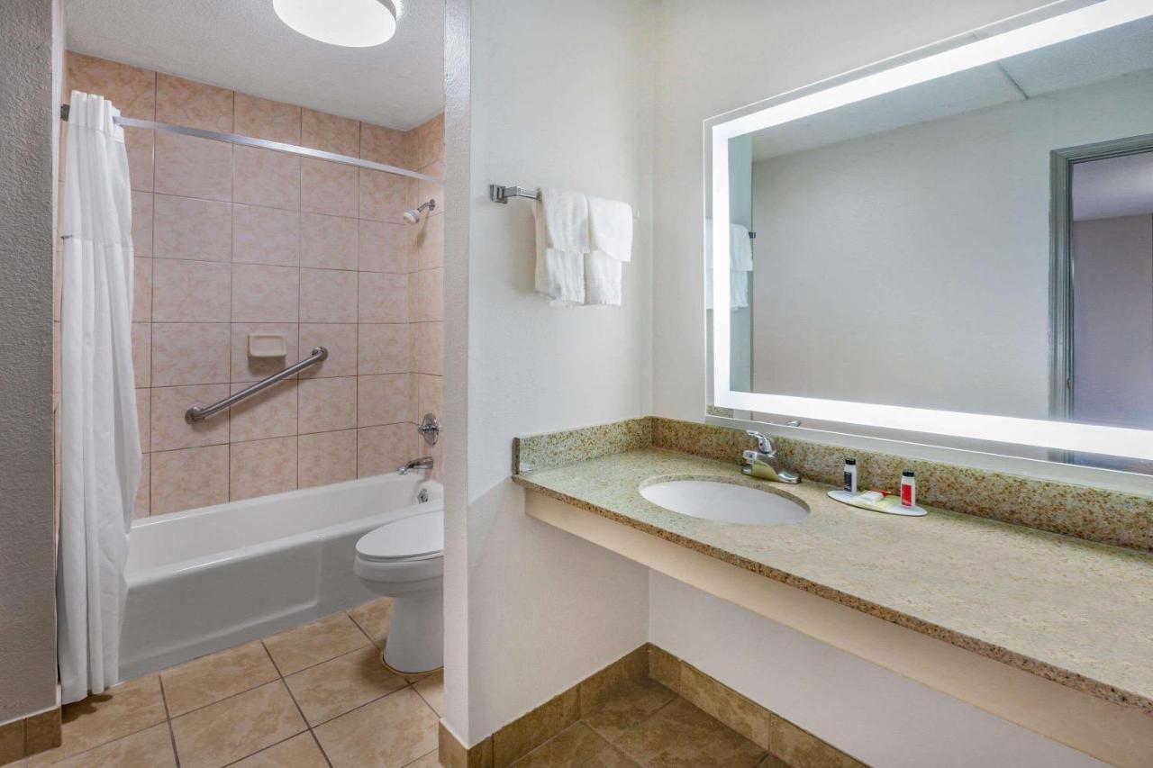 King Room - Disability Access/Non-Smoking at Days Inn by Wyndham Roanoke/Hollins Near I-81