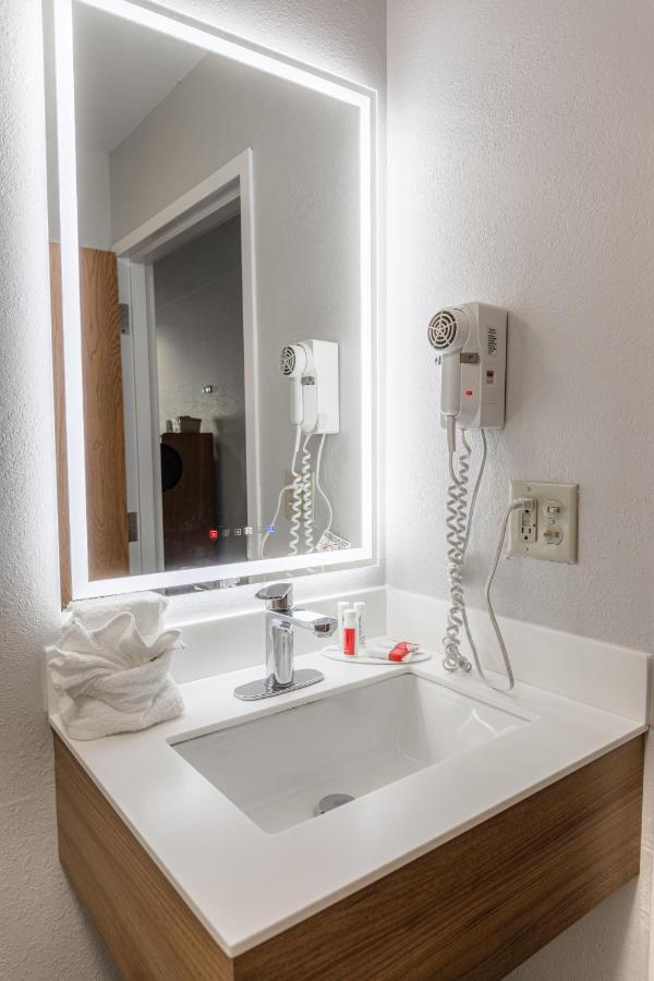 Queen Studio Suite - Non-Smoking at Microtel Inn & Suites by Wyndham Kingsland Naval Base I-95