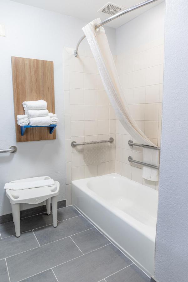 Queen Room - Accessible/Non-Smoking at Microtel Inn & Suites by Wyndham Kingsland Naval Base I-95