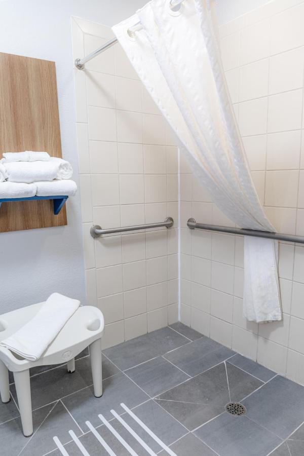1 Queen Bed, Mobility Accessible Room with Roll-In Shower, Non-Smoking at Microtel Inn & Suites by Wyndham Kingsland Naval Base I-95