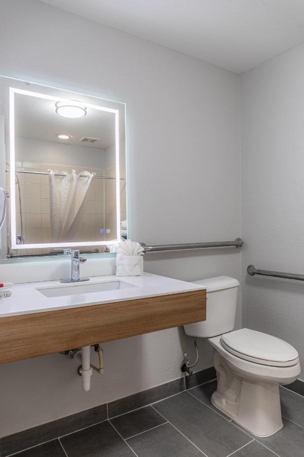 Queen Room - Accessible/Non-Smoking at Microtel Inn & Suites by Wyndham Kingsland Naval Base I-95