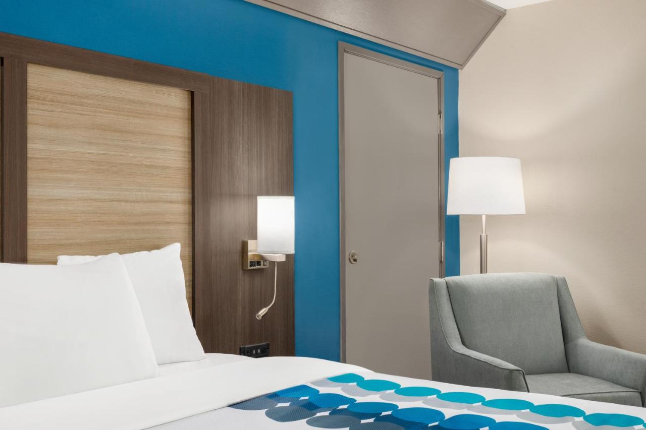 Queen Room - Mobility Access/Non-Smoking at Baymont by Wyndham Blackwell I-35