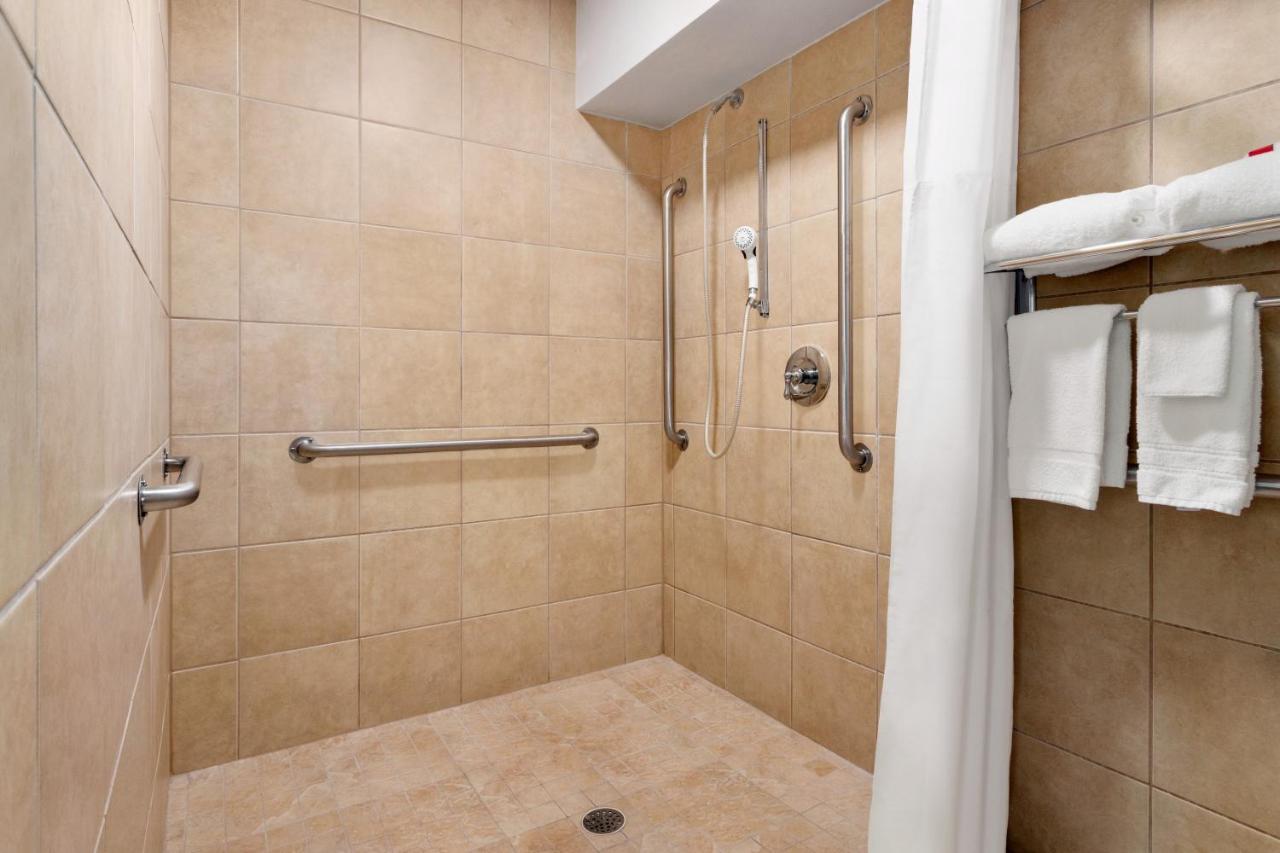 Queen Room - Mobility Access/Non-Smoking at Baymont by Wyndham Blackwell I-35