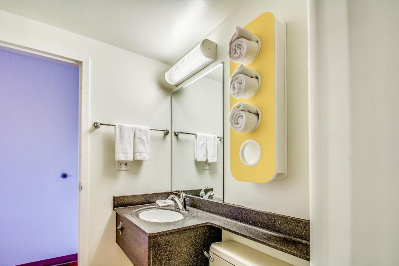 | Motel 6-Amherst, NY - Buffalo