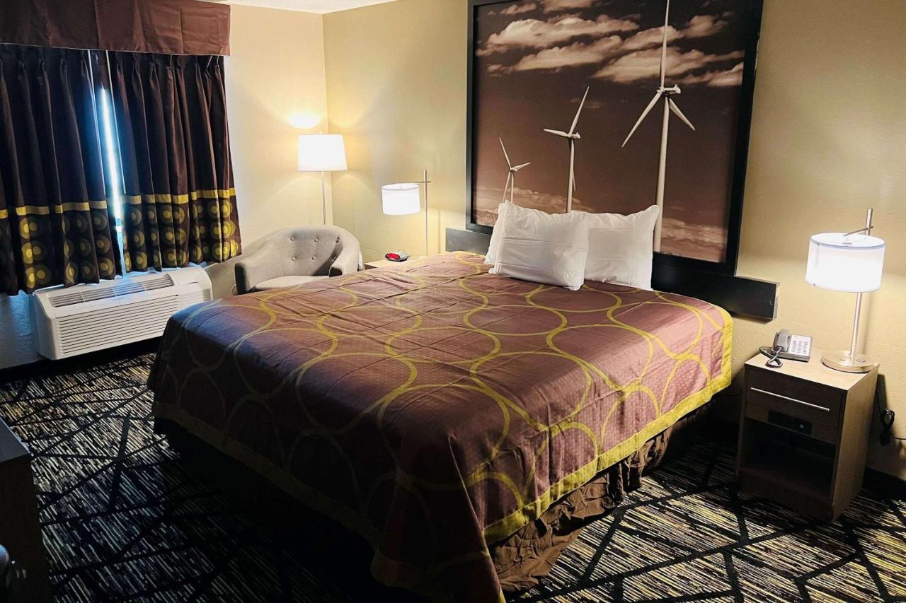 King Room - Non-Smoking at Super 8 by Wyndham Pratt