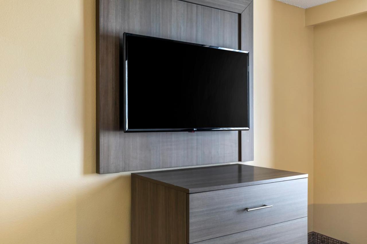 King Suite with Accessible Tub - Accessible/Non-Smoking at Comfort Suites DFW Airport