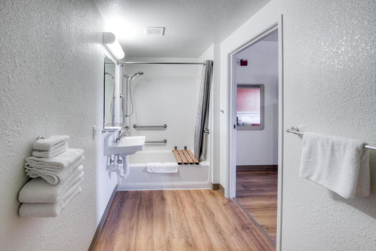 | Motel 6-Niantic, CT - New London