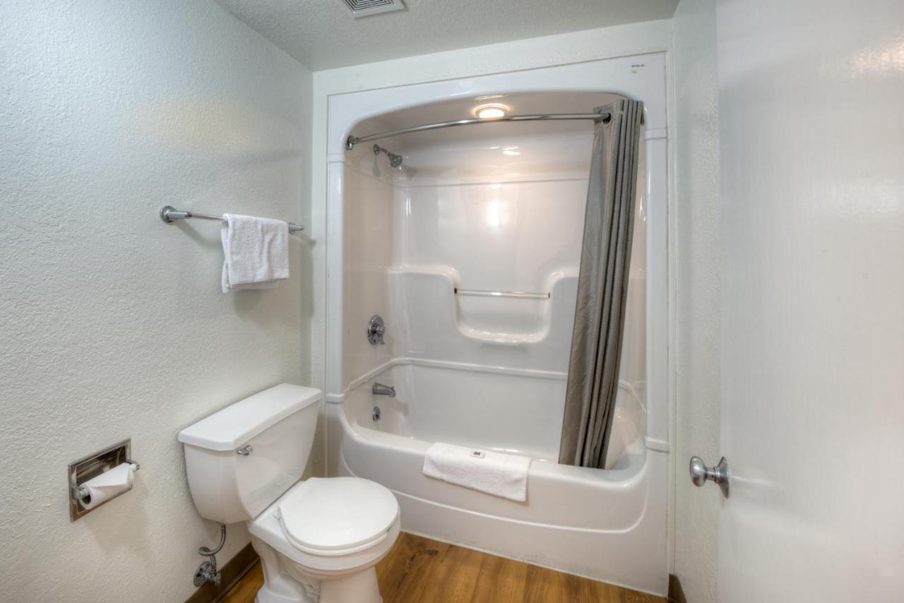 | Motel 6-Niantic, CT - New London