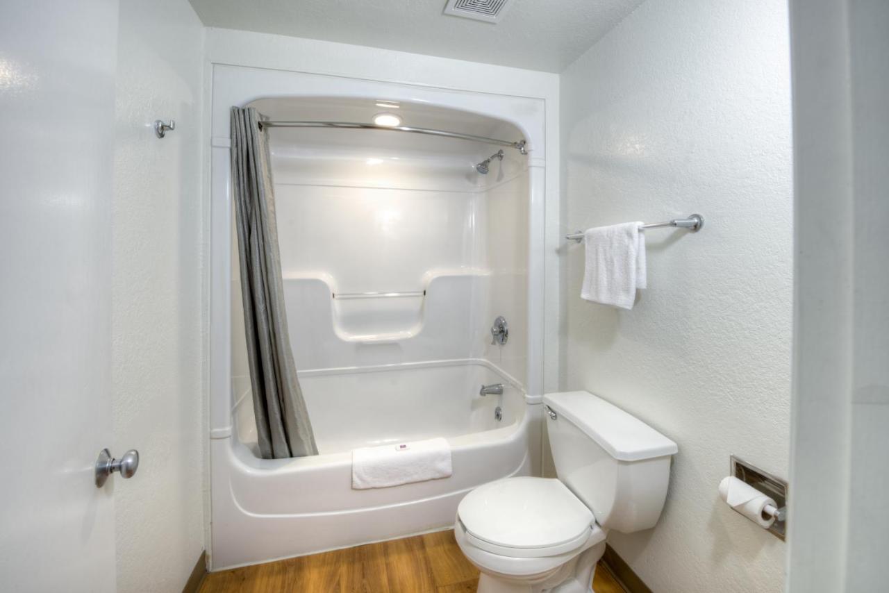| Motel 6-Niantic, CT - New London
