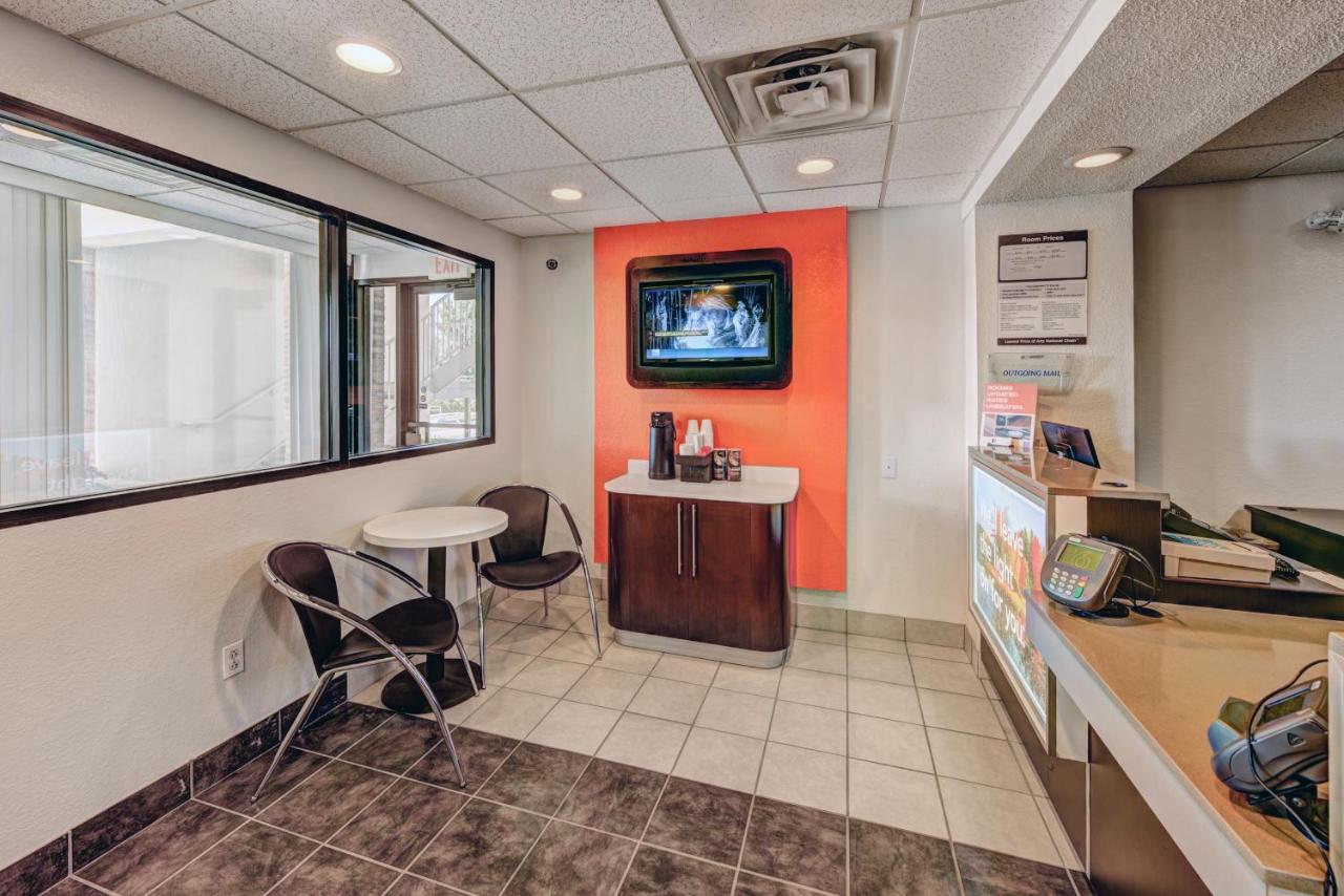 | Motel 6-Niantic, CT - New London