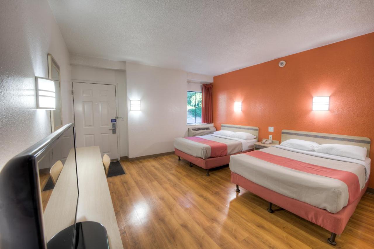 | Motel 6-Niantic, CT - New London