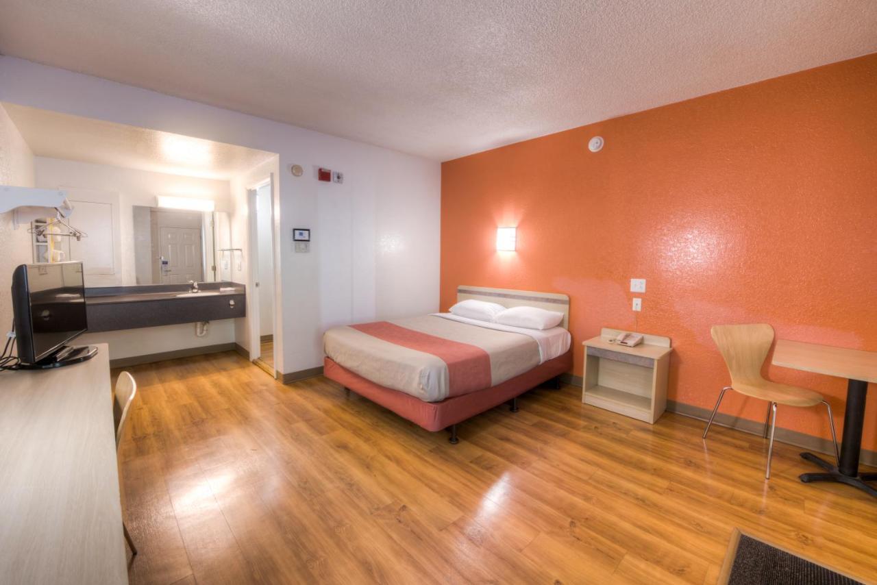 | Motel 6-Niantic, CT - New London