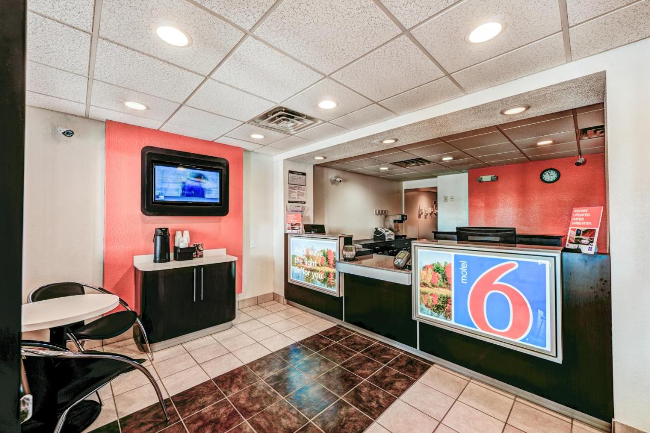 | Motel 6-Niantic, CT - New London