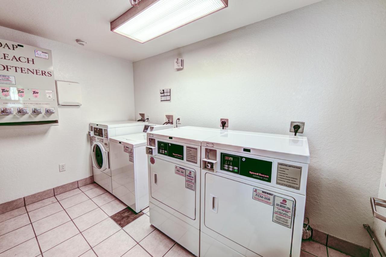 | Motel 6-Niantic, CT - New London
