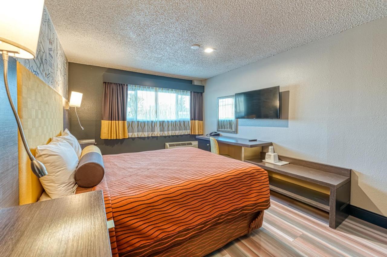 Deluxe Single Room at La Mirage Inn - Hollywood