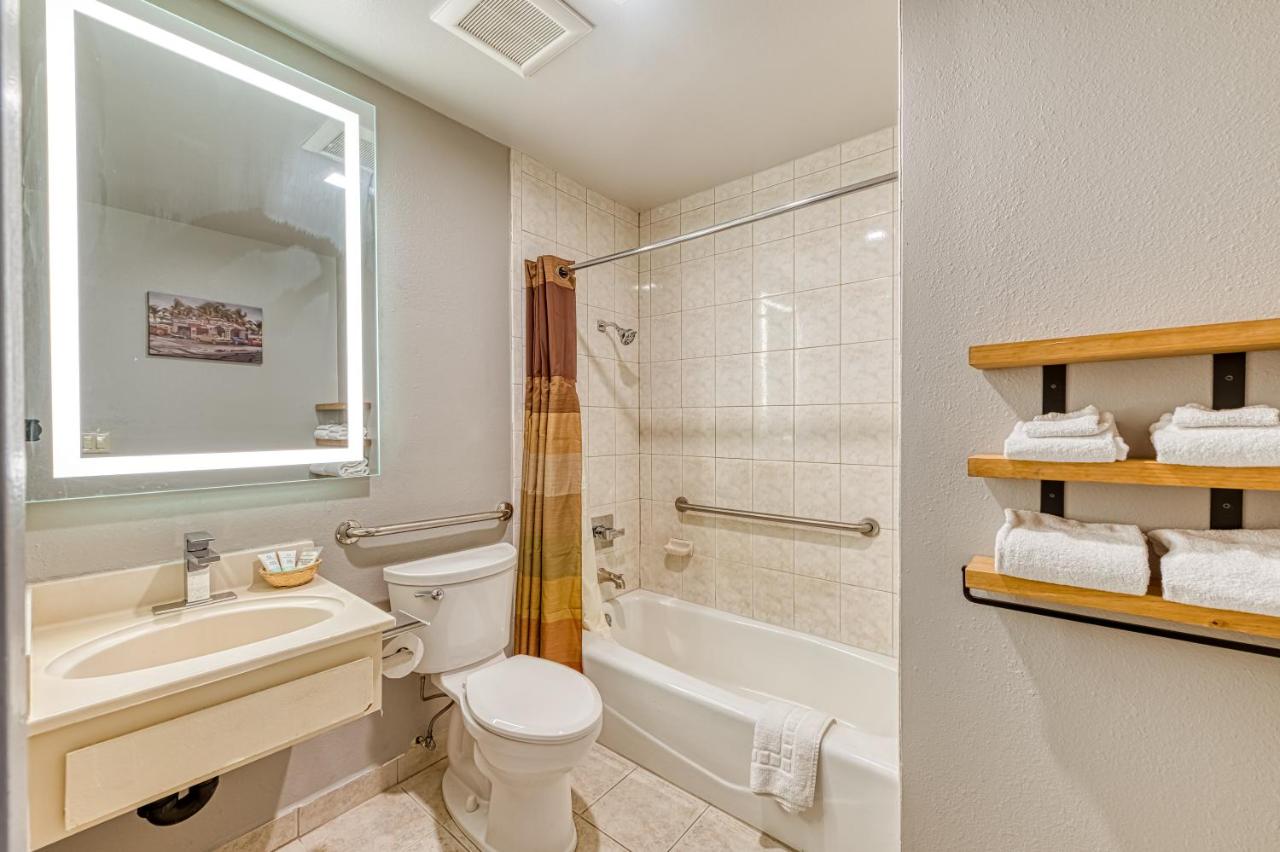 Deluxe Single Room at La Mirage Inn - Hollywood