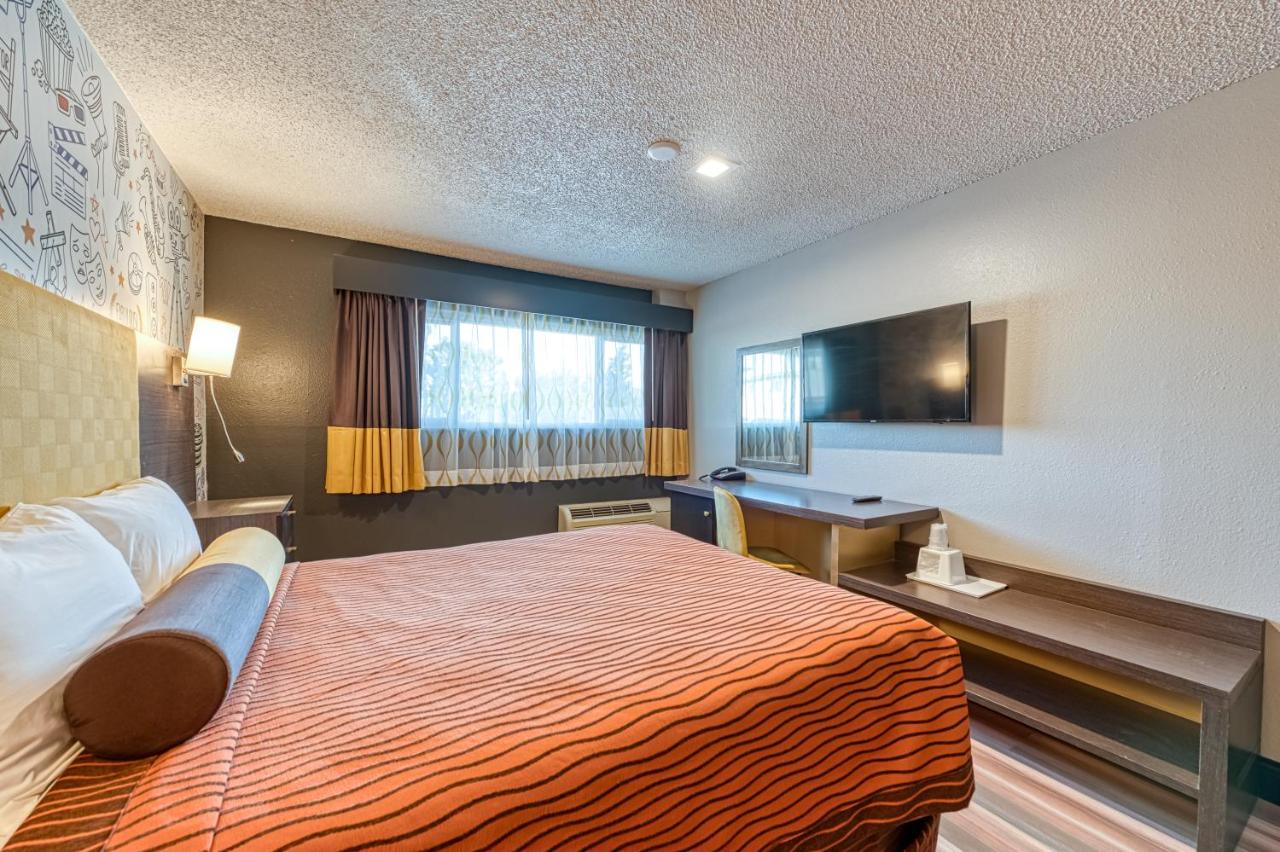 Deluxe Single Room at La Mirage Inn - Hollywood