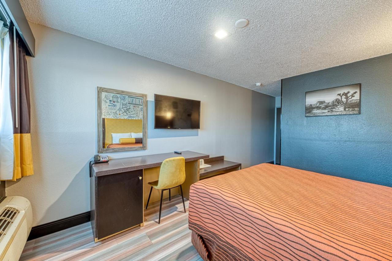 Deluxe Single Room at La Mirage Inn - Hollywood