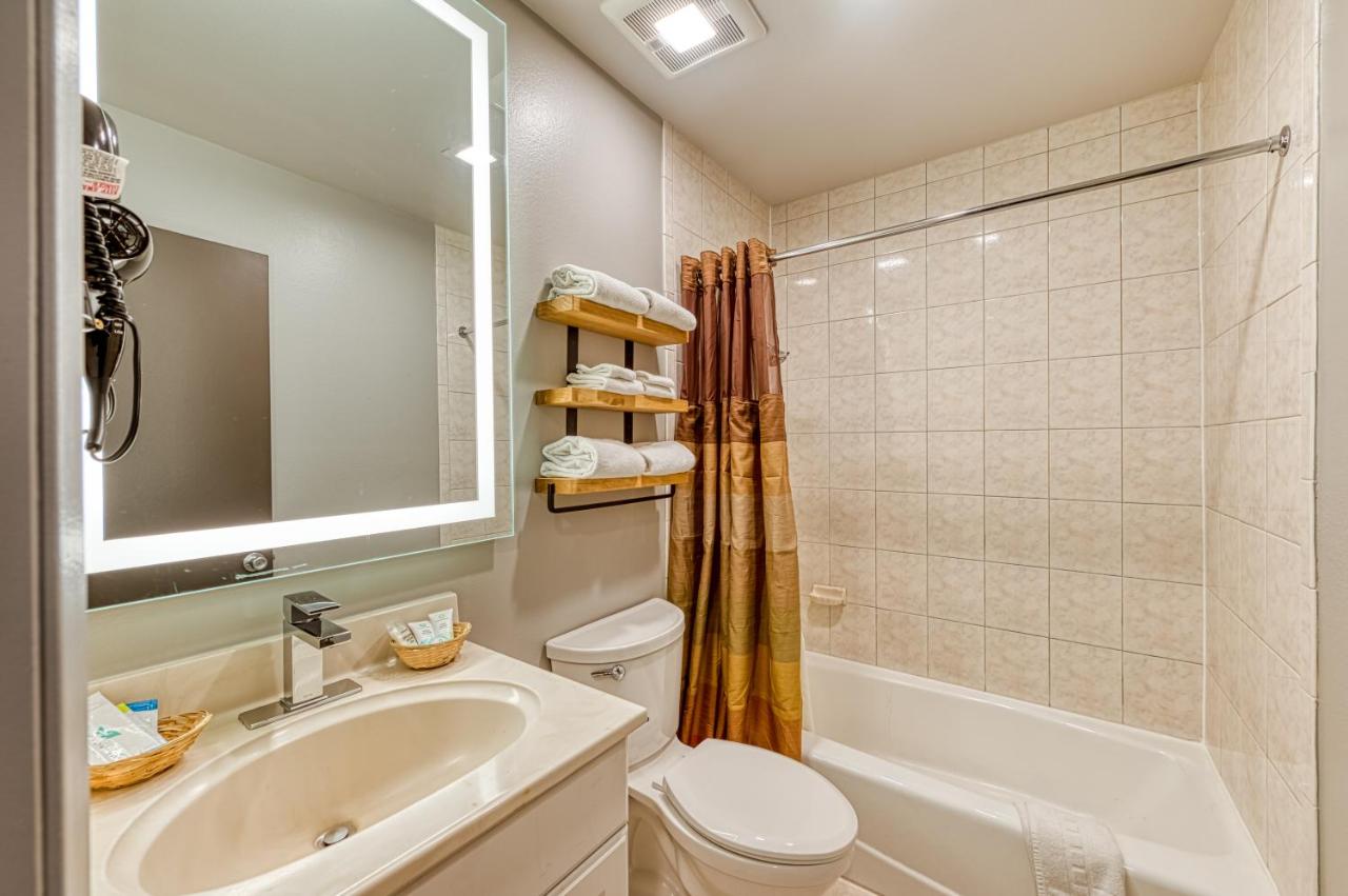 Deluxe King Room at La Mirage Inn - Hollywood