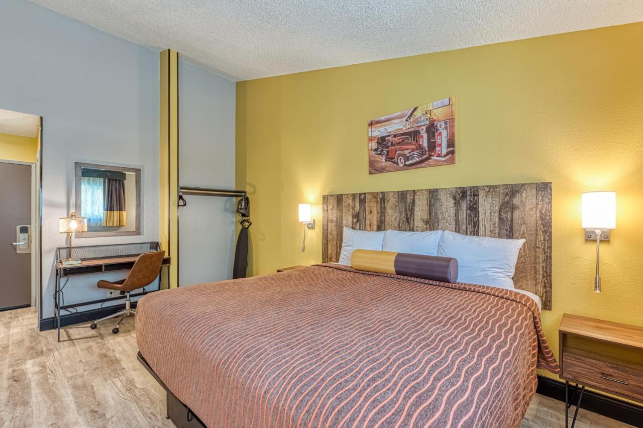 Deluxe King Room at La Mirage Inn - Hollywood