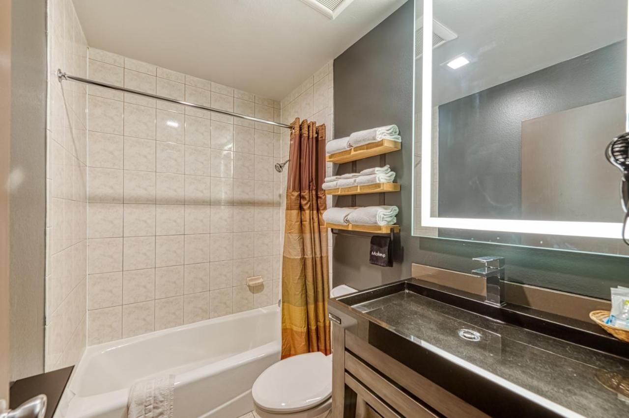 Deluxe Double Room at La Mirage Inn - Hollywood