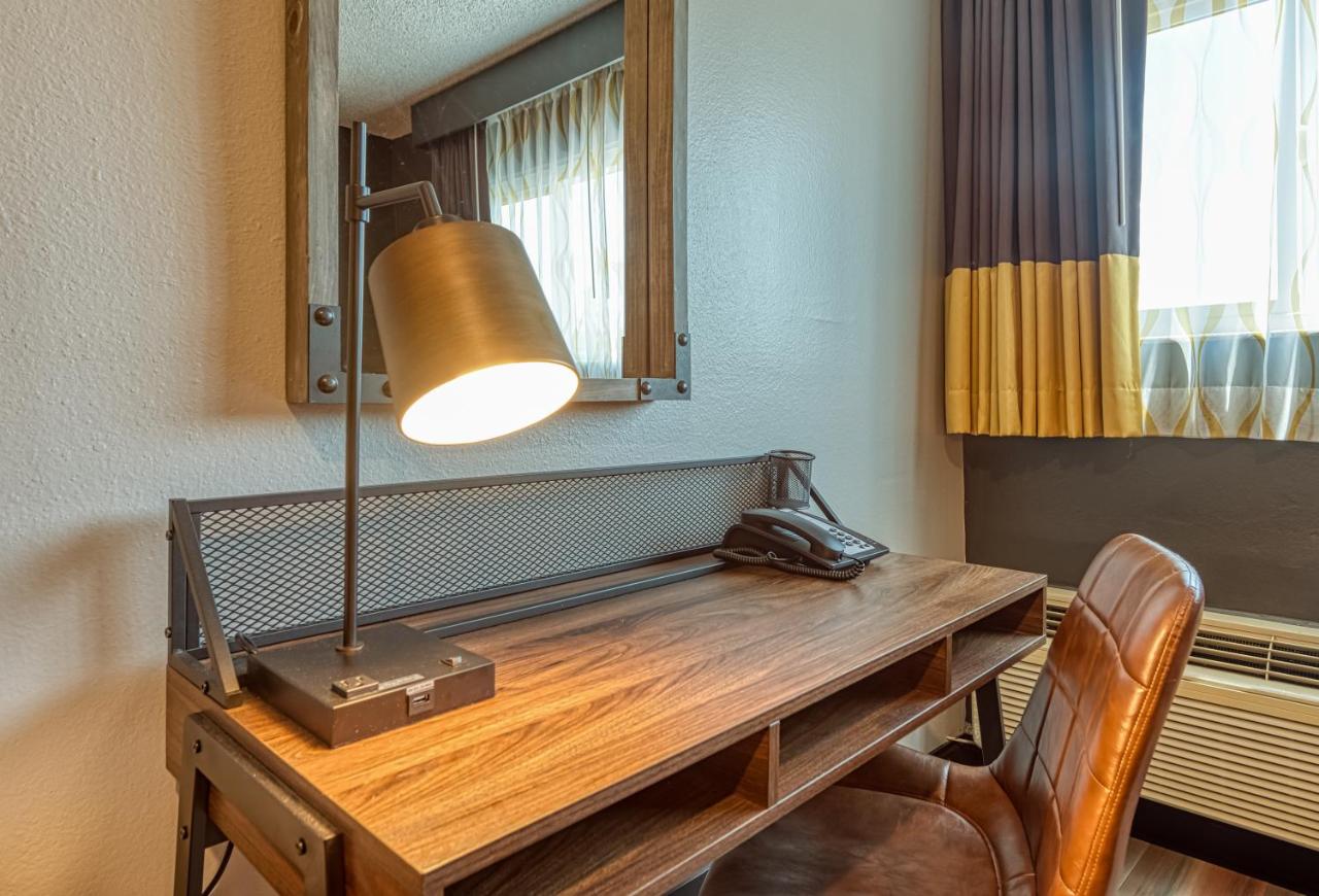 Deluxe Double Room at La Mirage Inn - Hollywood