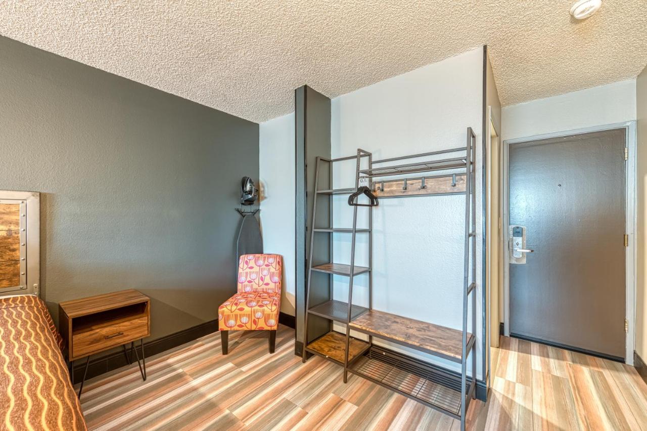 Deluxe Double Room at La Mirage Inn - Hollywood