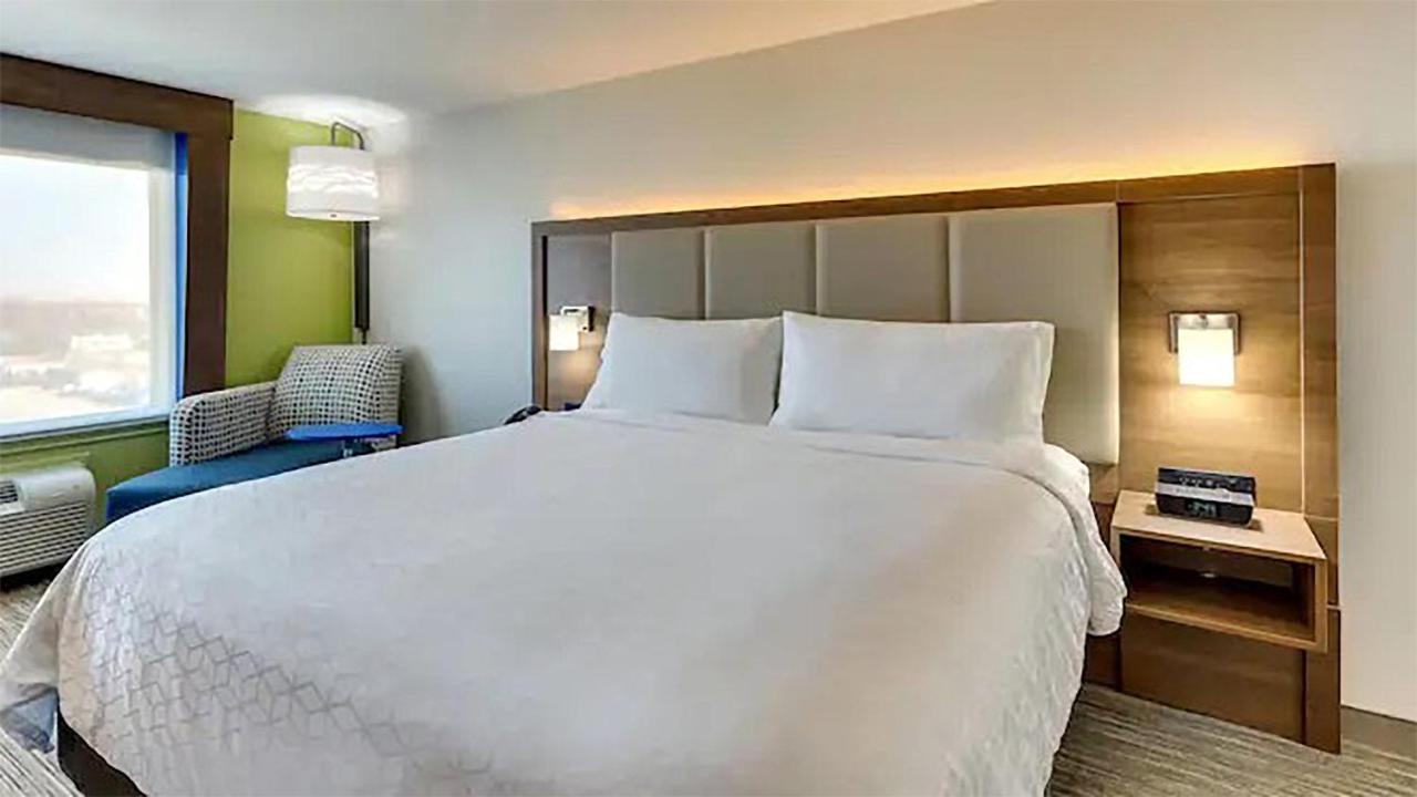 King Room at Holiday Inn Express & Suites Woodland Hills by IHG