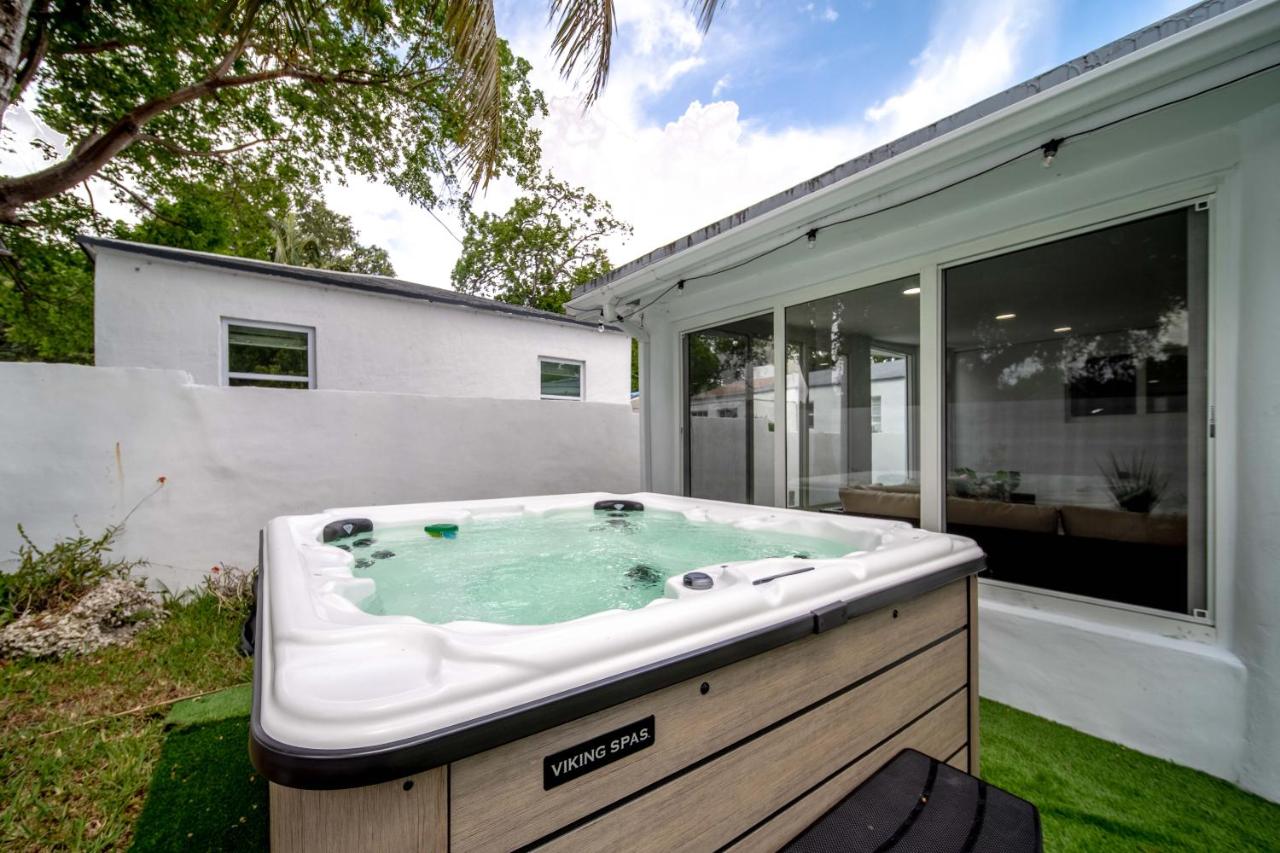  | Glamorous house Sleeps 12 w/ Hot Tub & Conservatory