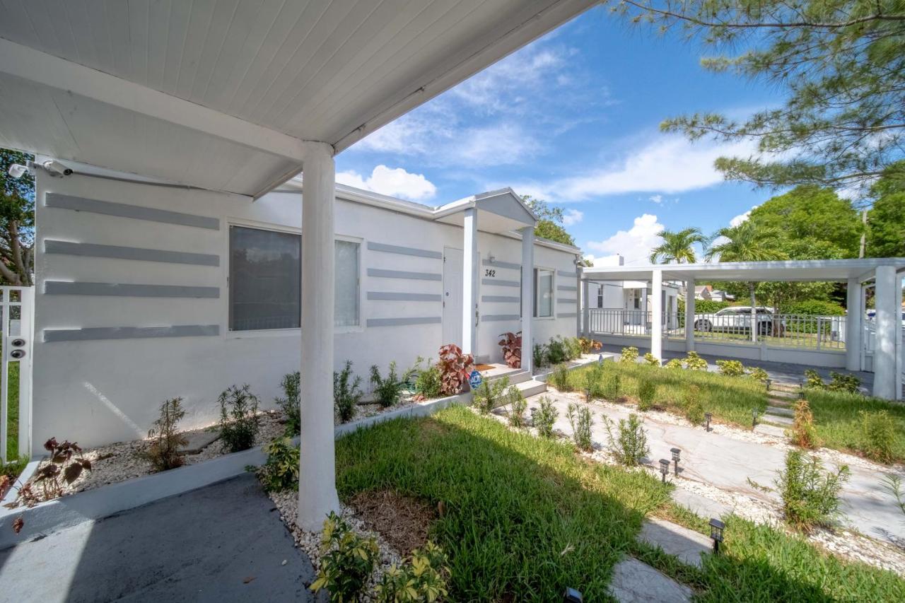  | Glamorous house Sleeps 12 w/ Hot Tub & Conservatory
