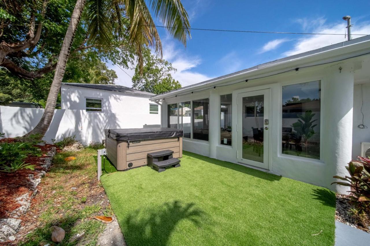  | Glamorous house Sleeps 12 w/ Hot Tub & Conservatory