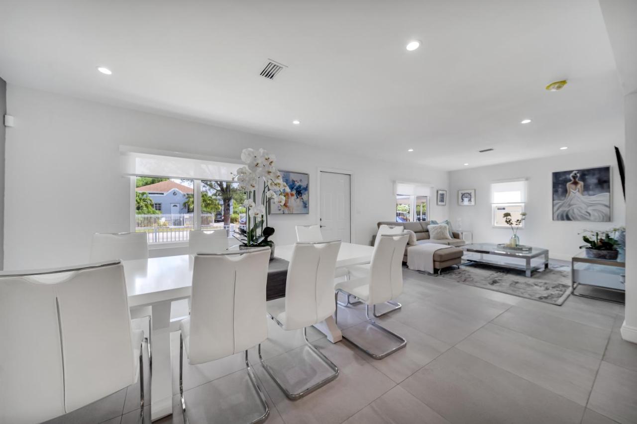  | Glamorous house Sleeps 12 w/ Hot Tub & Conservatory