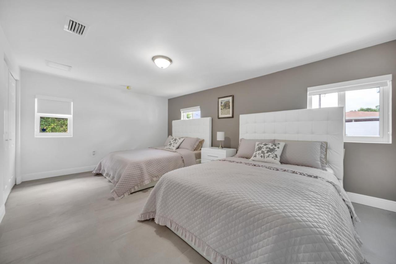  | Glamorous house Sleeps 12 w/ Hot Tub & Conservatory