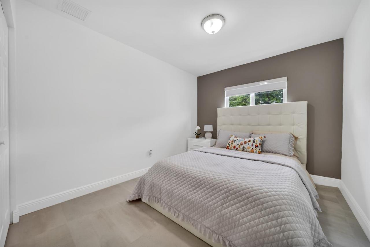  | Glamorous house Sleeps 12 w/ Hot Tub & Conservatory