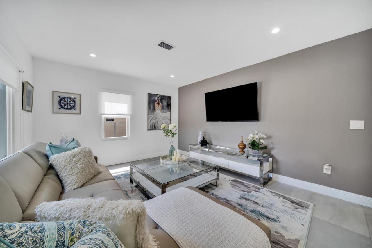  | Glamorous house Sleeps 12 w/ Hot Tub & Conservatory