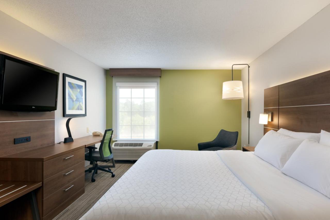 Deluxe King Room - Non-Smoking at Holiday Inn Express & Suites Milton East I-10 by IHG