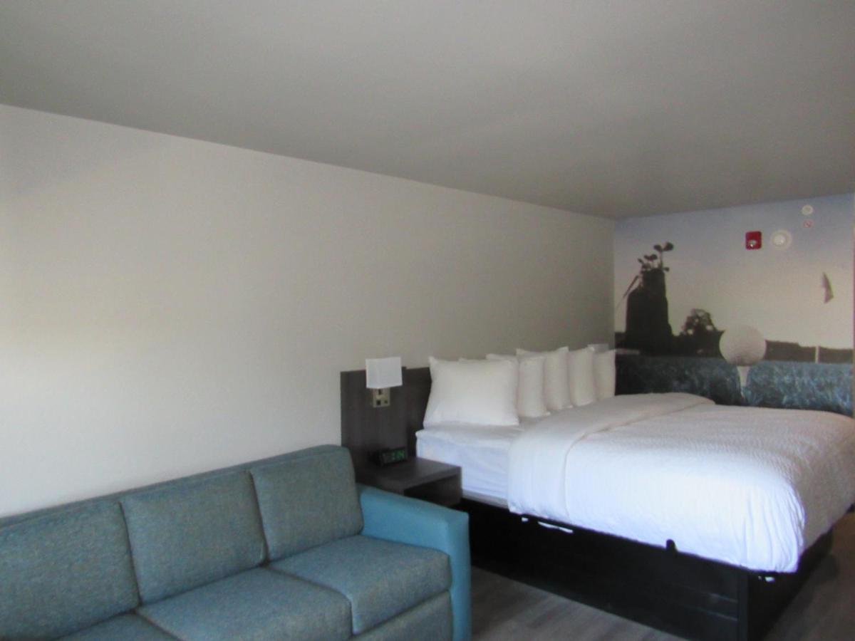 King Room - Non Smoking at Clarion Pointe McDonough