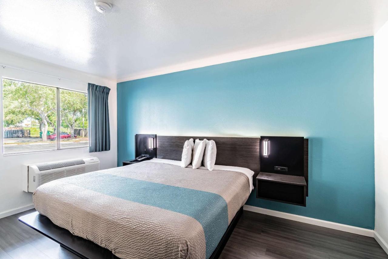 | Motel 6 Tampa