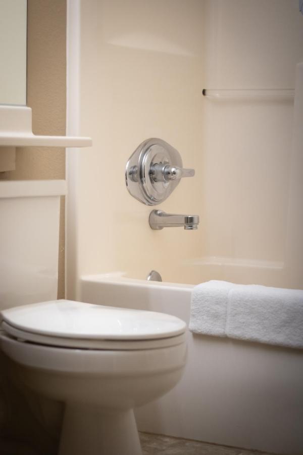 Queen Room at Monument Inn & Suites