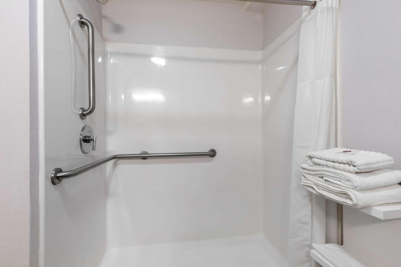 King Room with Roll-In Shower - Accessible/Non Smoking at Comfort Inn Sherman - Denison Area