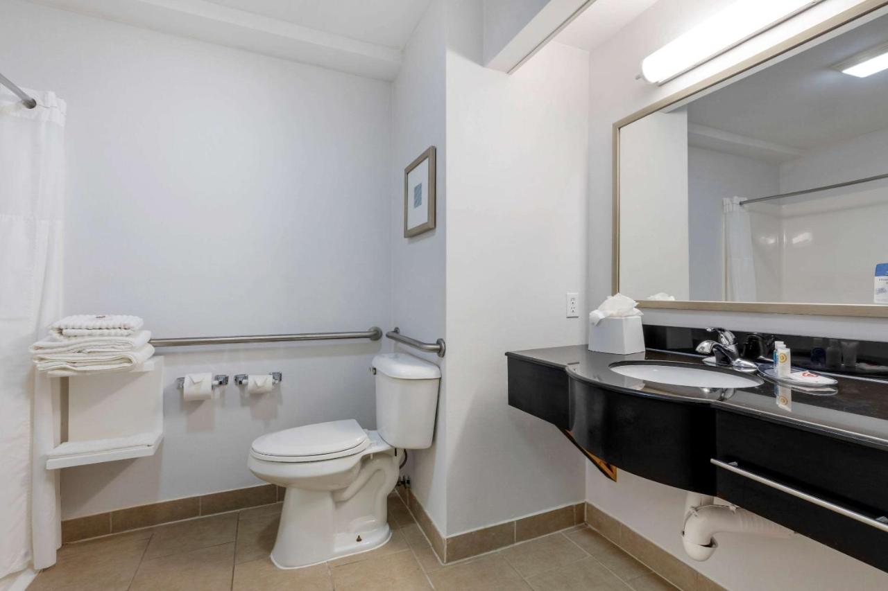 King Room with Roll-In Shower - Accessible/Non Smoking at Comfort Inn Sherman - Denison Area
